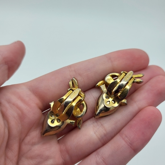 Symphony clip on earring pair - Picture 3 of 5